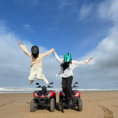 quad-takate-plage-couple